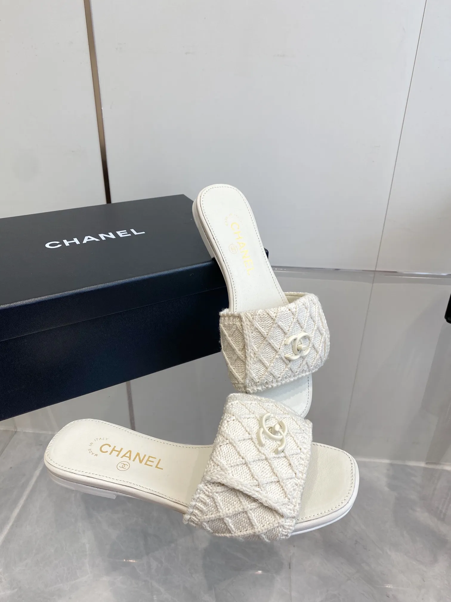 👟👟Ex-factory price 520👟👟 CHANEL｜Chanel 2️⃣5️⃣ss new style! Classic School Bag Buckle Flip Slippers Classic never goes out of style ~ Flip school bag lock design style ~ Slimming and versatile ~ Slippers you won’t get tired of wearing! It feels very comfortable on the feet! A hit that highlights elegance.  #chanel #Chanel #Chanel #chanel shoes